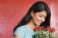 photos woman flowers india - Close-up of a young woman with a bouquet of - 630-03479444er