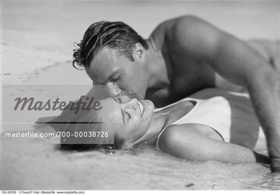 couple kiss beach