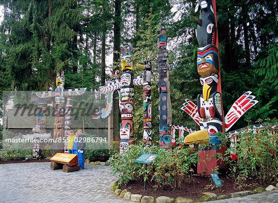 Totem Poles, Capilano Park, Vancouver, Canada                                                                                                                                                            Stock Photo - Derechos protegidos, Artist: Oriental Touch           , Code: 855-02986794