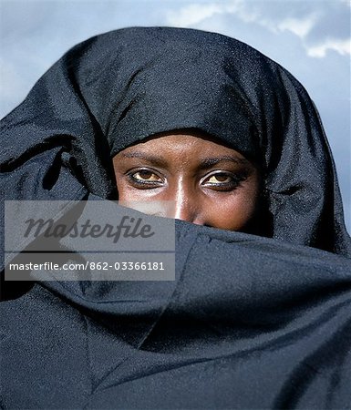 A Swahili Muslim woman from Kenya&#39;s coast province dressed in a traditional buibui. - Stock Photo - 862-03366181em