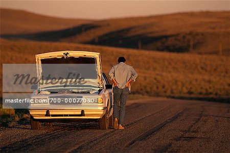  - 700-00077030em-Woman-with-Car-Trouble-on-Dirt-Road---