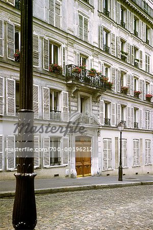  - 700-00196212em-Rue-Lepic--Montmartre-Paris--France---