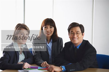  - 700-01099763em-Portrait-of-Business-People---