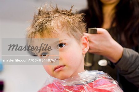  - 700-03448767em-Boy-getting-Haircut