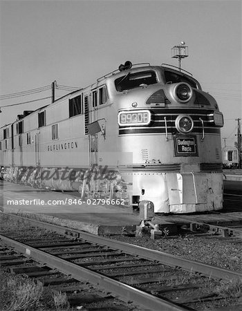 846-02796662em-1950s-STREAMLINED-BURLINGTON-ROUTE-DIESEL-TRAIN-LOCOMOTIVE-AT-STATION-.jpg