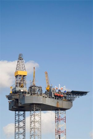 An oil rig under construction Foto de stock - Super Valor sin royalties y Suscripción, Código: 400-04007269