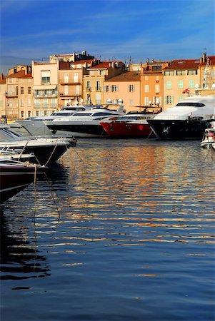 french riviera - Luxury boats docked in St. Tropez in French Riviera Foto de stock - Super Valor sin royalties y Suscripción, Código: 400-04008376