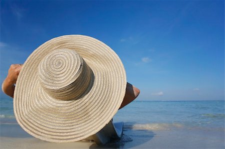 simsearch:400-03950469,k - One of a large series. Pretty girl in big straw hat on a tropical beach. Stock Photo - Budget Royalty-Free & Subscription, Code: 400-04017455