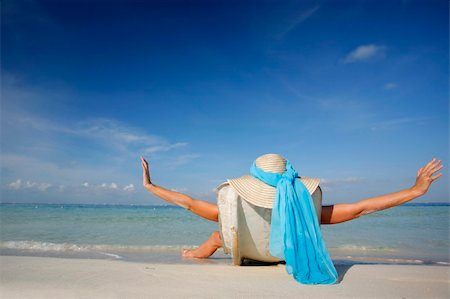 simsearch:400-03950469,k - One of a large series. Pretty girl in big straw hat on a tropical beach. Stock Photo - Budget Royalty-Free & Subscription, Code: 400-04017451