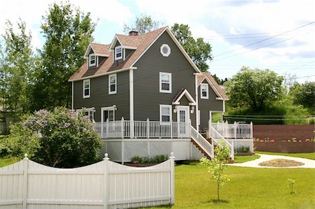 simsearch:614-03359687,k - A Modern Home in a Rural Area with white pickette fence Photographie de stock - Aubaine LD & Abonnement, Code: 400-04019607