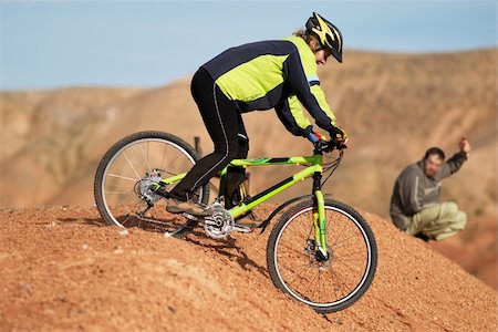 simsearch:6115-06778762,k - Girl on bike downhill in red canyon Photographie de stock - Aubaine LD & Abonnement, Code: 400-04024984