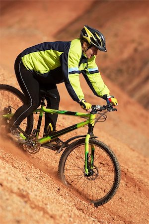 simsearch:6115-06778762,k - Girl on bike downhill in red canyon Photographie de stock - Aubaine LD & Abonnement, Code: 400-04024983
