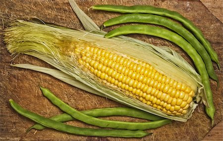 simsearch:400-05744520,k - Green beans and corn on wooden table Stock Photo - Budget Royalty-Free & Subscription, Code: 400-04026144