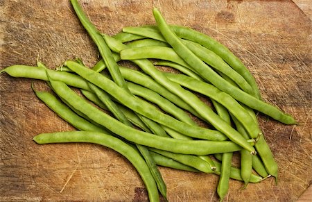 simsearch:400-05744520,k - Green beans on wooden table, studio shot. Stock Photo - Budget Royalty-Free & Subscription, Code: 400-04026145