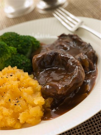 shin - Shin of Beef Braised in Stout with Mashed Swede and Broccoli Stock Photo - Budget Royalty-Free & Subscription, Code: 400-04034389