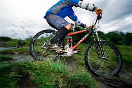 simsearch:6115-06778762,k - Young man mountain biking Photographie de stock - Aubaine LD & Abonnement, Code: 400-04036413