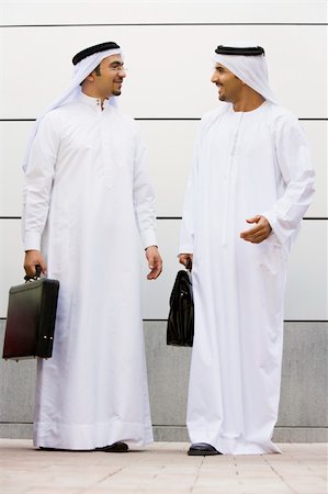 Two Middle Eastern businessmen holding briefcases Foto de stock - Super Valor sin royalties y Suscripción, Código: 400-04036990