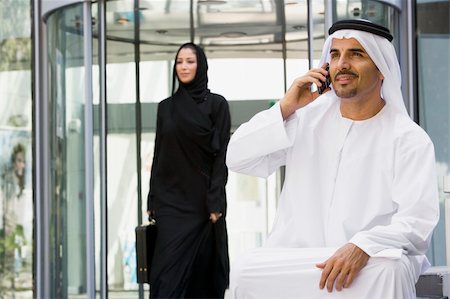 A Middle Eastern businessman talking on a mobile phone Foto de stock - Super Valor sin royalties y Suscripción, Código: 400-04037029