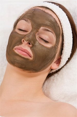 simsearch:400-03950910,k - A beautiful young brunette woman rests after having a chocolate face mask applied by a beautician Photographie de stock - Aubaine LD & Abonnement, Code: 400-04037517