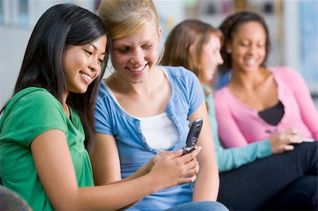 simsearch:400-05012508,k - Teenage girls looking at a mobile phone Foto de stock - Super Valor sin royalties y Suscripción, Código: 400-04038018