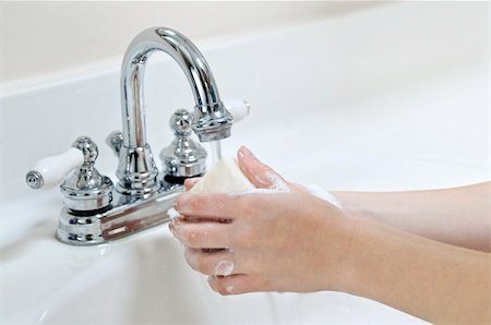 Child washing hands with soap under running water Photographie de stock - Aubaine LD & Abonnement, Code: 400-04038145