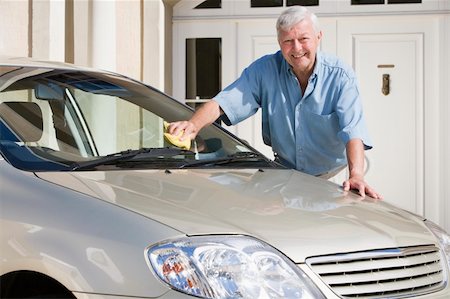 Senior man cleaning car outside house Photographie de stock - Aubaine LD & Abonnement, Code: 400-04031420