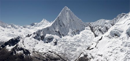 simsearch:400-04269017,k - Panoramic photo of Nevada Piramide. Cordillera Blanca, Peru. Photographie de stock - Aubaine LD & Abonnement, Code: 400-04031800