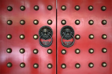 close-up of red temple door in singapores chinatown Foto de stock - Super Valor sin royalties y Suscripción, Código: 400-04032820