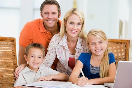 simsearch:400-05749727,k - Couple helping two young children with laptop do homework in din Foto de stock - Super Valor sin royalties y Suscripción, Código: 400-04044214