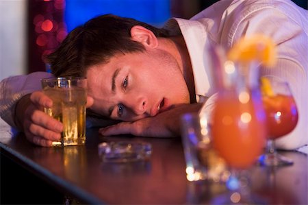 drunk passed out - Drunk young man resting head on bar counter Photographie de stock - Aubaine LD & Abonnement, Code: 400-04040230