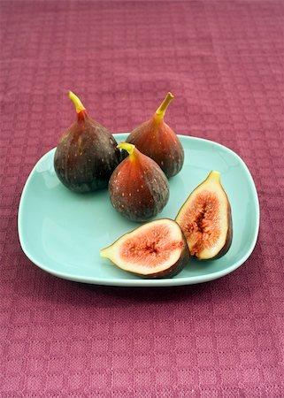 simsearch:824-07586124,k - still life three whole figs and one sliced on blue plate Stock Photo - Budget Royalty-Free & Subscription, Code: 400-04041137