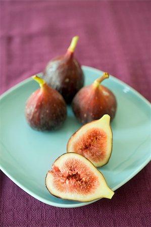 simsearch:824-07586124,k - still life three whole figs and one sliced on blue plate Stock Photo - Budget Royalty-Free & Subscription, Code: 400-04041138