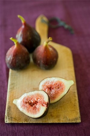 simsearch:824-07586124,k - still life three whole figs and one sliced on a wooden cutting board Stock Photo - Budget Royalty-Free & Subscription, Code: 400-04041139