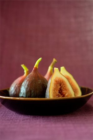 simsearch:824-07586124,k - still life three whole figs and one sliced in a japanese bowel Stock Photo - Budget Royalty-Free & Subscription, Code: 400-04041141