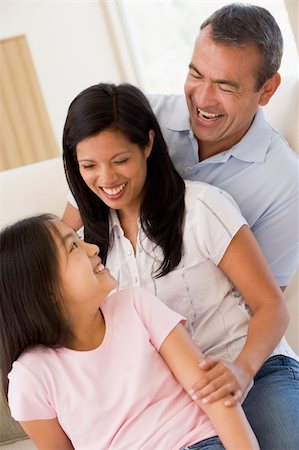 filipina mother daughter - Family in living room smiling Photographie de stock - Aubaine LD & Abonnement, Code: 400-04043963