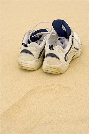 simsearch:400-05318197,k - dirty shoes with socks left on a sandy beach Foto de stock - Super Valor sin royalties y Suscripción, Código: 400-04061478