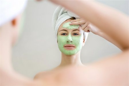 simsearch:400-06137898,k - Young woman applying green algae facial mask. Foto de stock - Super Valor sin royalties y Suscripción, Código: 400-04079481