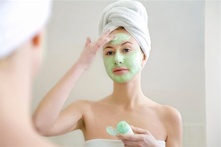 simsearch:400-06137898,k - Young woman applying green algae facial mask. Foto de stock - Super Valor sin royalties y Suscripción, Código: 400-04079482
