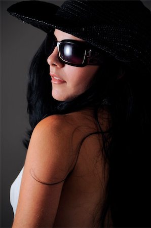 simsearch:400-05678958,k - Portrait of sexy hispanic woman wearing sunglasses Photographie de stock - Aubaine LD & Abonnement, Code: 400-04072782