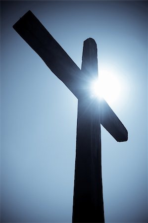 simsearch:400-07424187,k - silhouette of the Christian cross against the sun Photographie de stock - Aubaine LD & Abonnement, Code: 400-04089726
