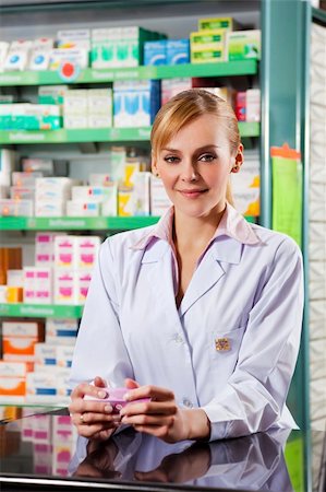 simsearch:400-04106195,k - portrait of young adult pharmacist looking at camera Stock Photo - Budget Royalty-Free & Subscription, Code: 400-04106189