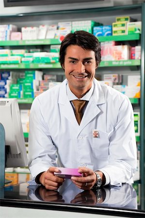 simsearch:400-04106195,k - portrait of mid adult pharmacist looking at camera Stock Photo - Budget Royalty-Free & Subscription, Code: 400-04106190