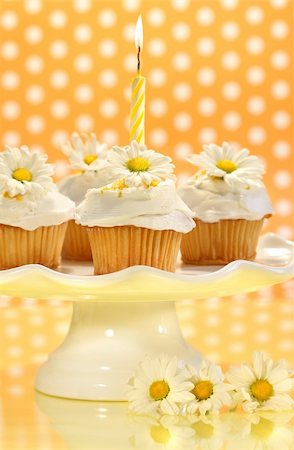simsearch:400-04764403,k - Cupcakes decorated with icing and little daisies on cake tray Stock Photo - Budget Royalty-Free & Subscription, Code: 400-04107367
