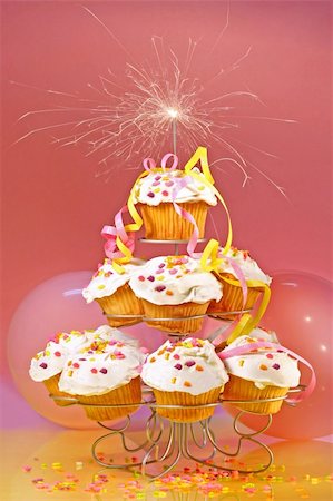simsearch:400-04764403,k - Cupcakes with sparkler on top against pink background Stock Photo - Budget Royalty-Free & Subscription, Code: 400-04107370