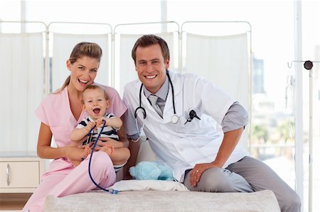 Happy Doctors woking in a hospital Foto de stock - Super Valor sin royalties y Suscripción, Código: 400-04108780