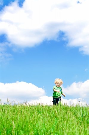 simsearch:400-04638236,k - Blond curly toddler running in the grass Photographie de stock - Aubaine LD & Abonnement, Code: 400-04114351