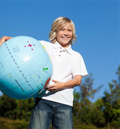 simsearch:400-04312382,k - Young Boy holding a Globe in his hands Foto de stock - Super Valor sin royalties y Suscripción, Código: 400-04112364