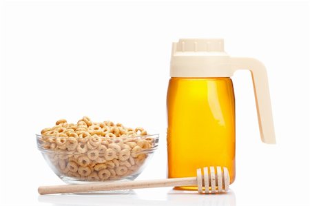 simsearch:400-05135233,k - Honey pitcher, wooden drizzler and glass bowl of cereals, reflected on white background Foto de stock - Super Valor sin royalties y Suscripción, Código: 400-04124877