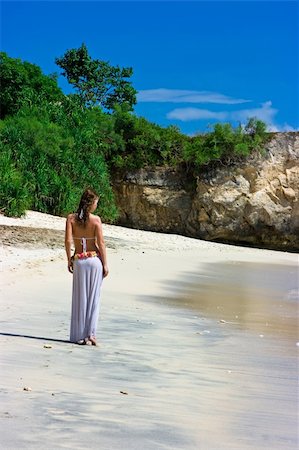 simsearch:400-04127663,k - Beautiful brunette with long hair walking along the sandy beach on Bali Foto de stock - Super Valor sin royalties y Suscripción, Código: 400-04127539