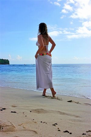 simsearch:400-04127648,k - Belle brune aux cheveux longs, marchant le long de la plage de sable sur Bali en Indonésie Photographie de stock - Aubaine LD & Abonnement, Code: 400-04127636
